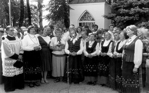 Leipalingyje, Nepriklausomybės paminklo  šventinimo  šventėje dainuojam kartu  su V. Pavilioniene