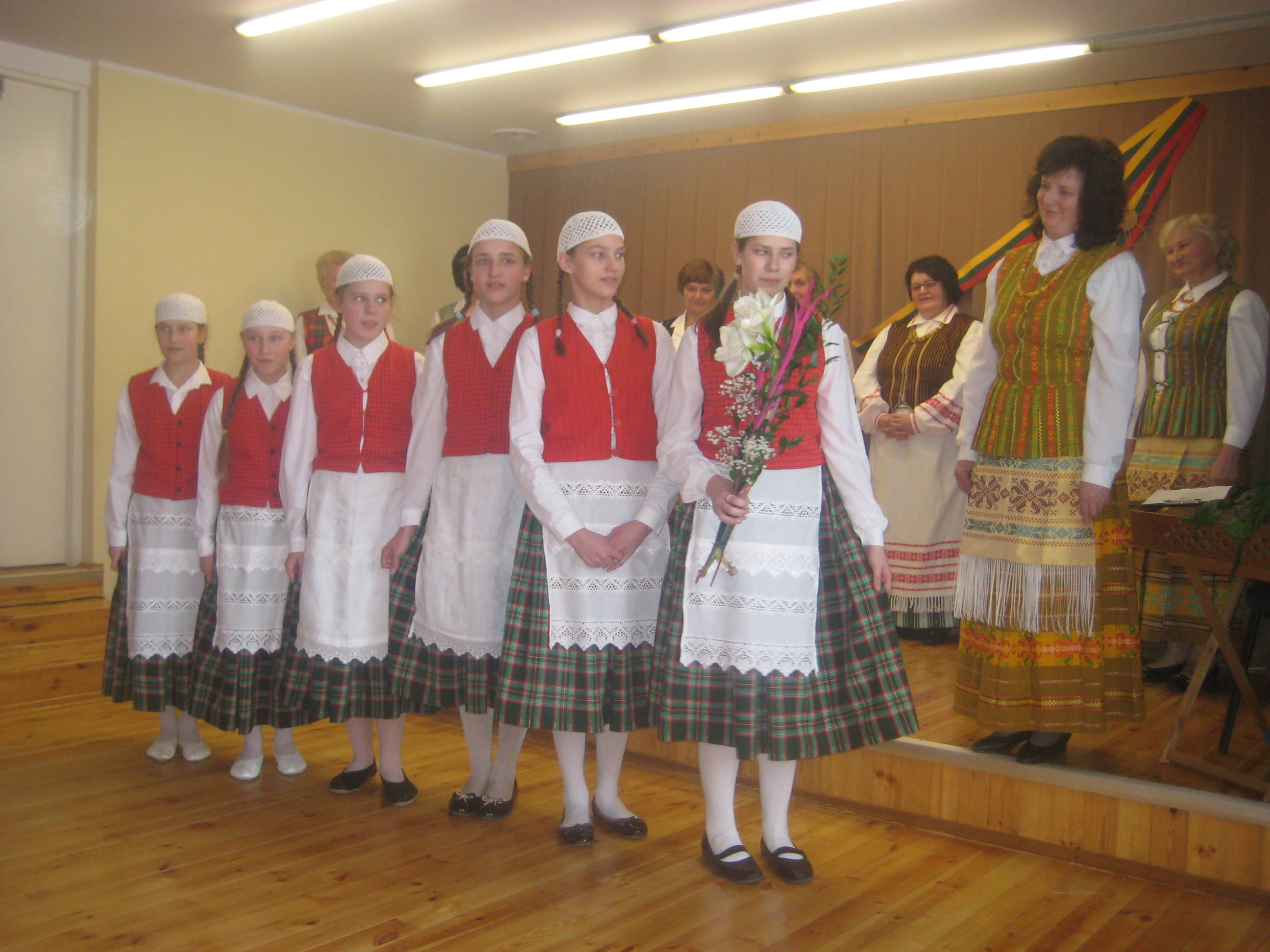 Image:Pakertų_mergaičių_šokių_kolektyvas_840.jpg