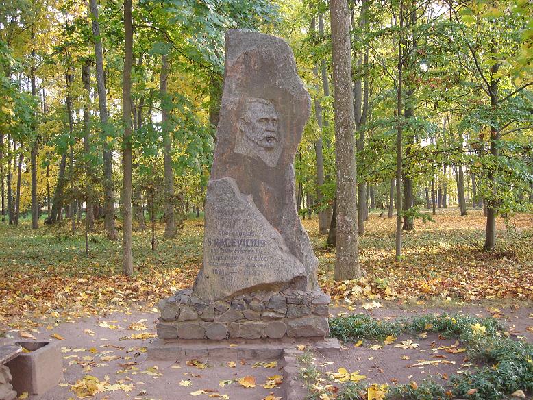 Vaizdas:Paminklas Stasiui Nacevičiui, fenologijos pradininkui Lietuvoje, Akademijos (Kėdainių raj.) parke 178.jpg