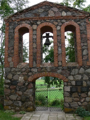Šv. Antano Paduviečio bažnyčios vartai-varpinė