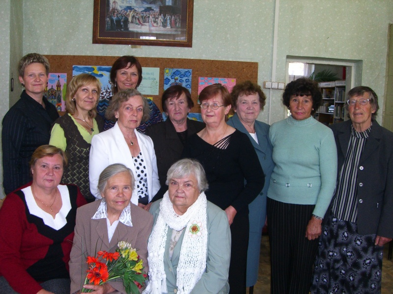Vaizdas:Skyriaus pirmininkė su senjoromis, 2011 m. 1.jpg