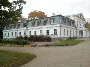Stūgso ir baltuoja Žagarės rūmai