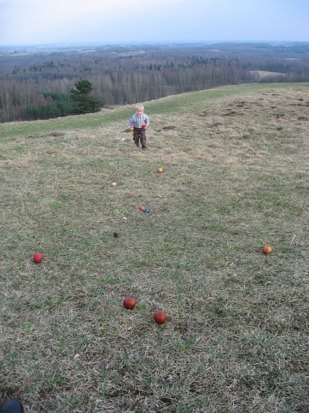 Vaizdas:Margučių ridinėjimas ant Šatrijos kalno 783.jpg