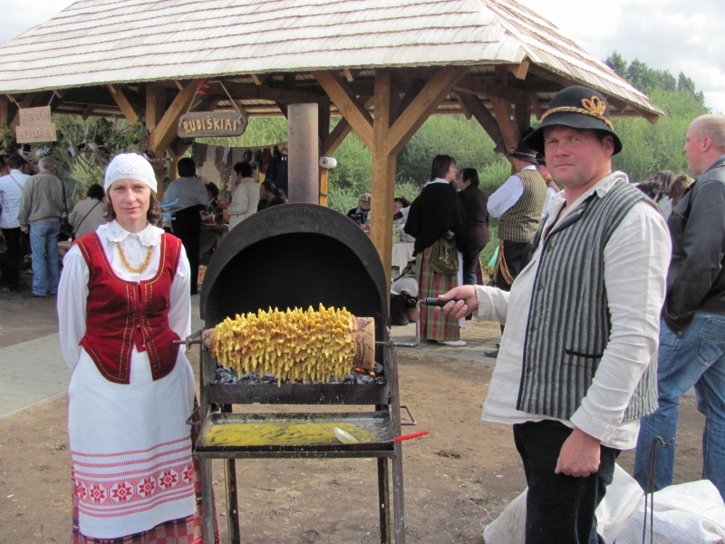 Vaizdas:Šakočio kepimas 827.jpg