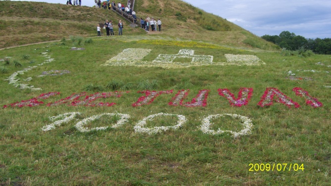 Gėlių žiedais užrašyta LIETUVA-1000
