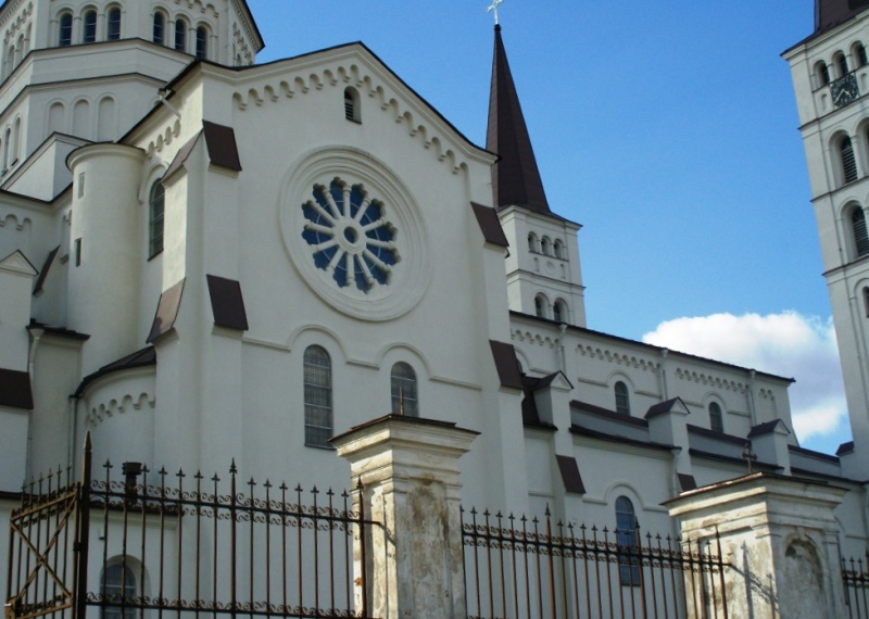 Vaizdas:Rietavo Bažnyčia iš šono 736.jpg
