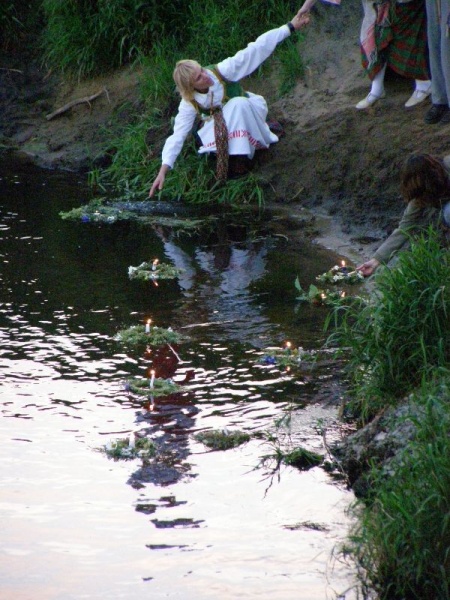 Vaizdas:Vainikėlių paleidimas Ūla. Joninės. Dubičiai 59.jpg