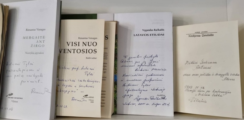Vaizdas:Knygos su dovanojimo įrašais 440.jpg
