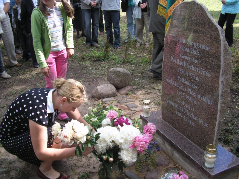 Vaizdas:Ateitininkų gėlės didingai Praeičiai 843.jpg
