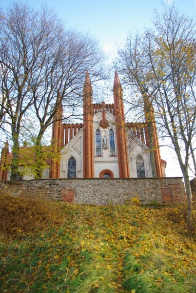 Vaizdas:Senųjų Trakų bažnyčia rudens spalvose 575.jpg