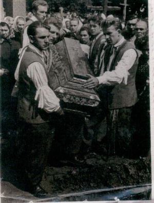 Karstas leidžiamas į duobę. Karsto nešėjų rankoves puošia kaspinai. Iš  M. Aluzienės albumo. Zdislavo Racevičiaus nuotr.