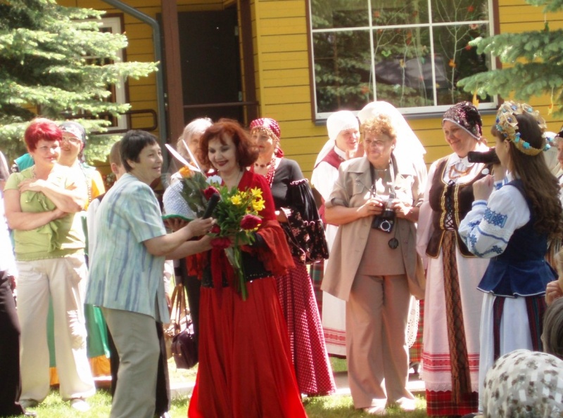 Vaizdas:Centro vadove sveikina Nijole 599.jpg