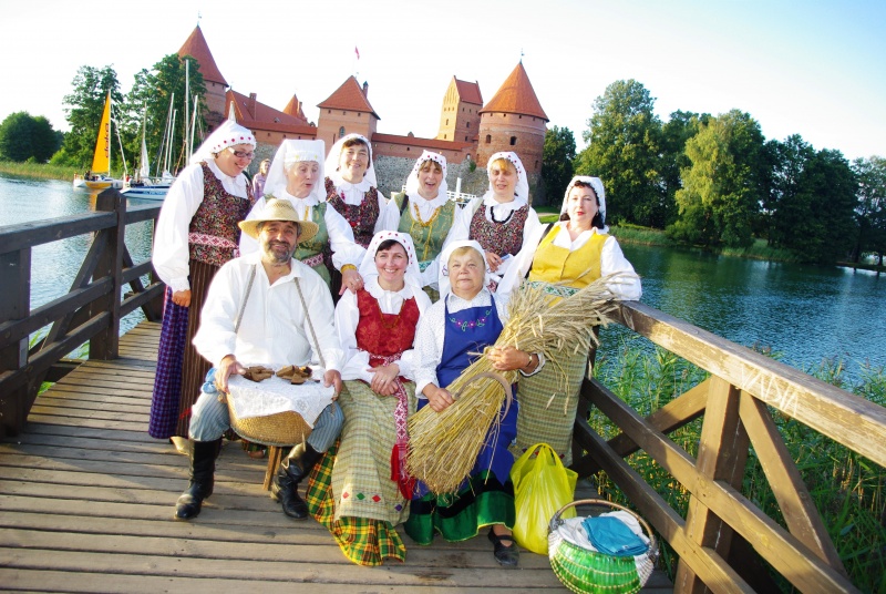 Vaizdas:Dusmenų etnografinis ansamblis prie Trakų pilies. 342.jpg