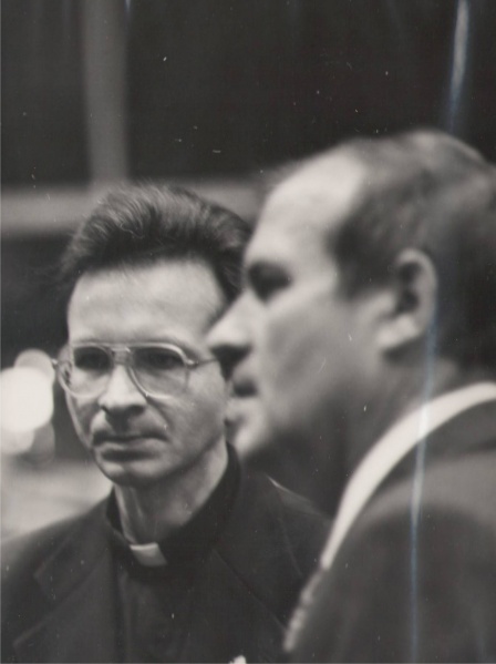 Vaizdas:Sajudis. 1988 m. su kun. R. Grigu S. Abromavicius.JPG
