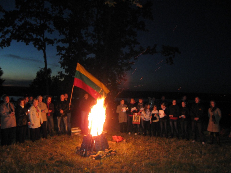 Vaizdas:Kalnujų - Palendrių piliakalnis. Baltų vienybės diena 23.jpg