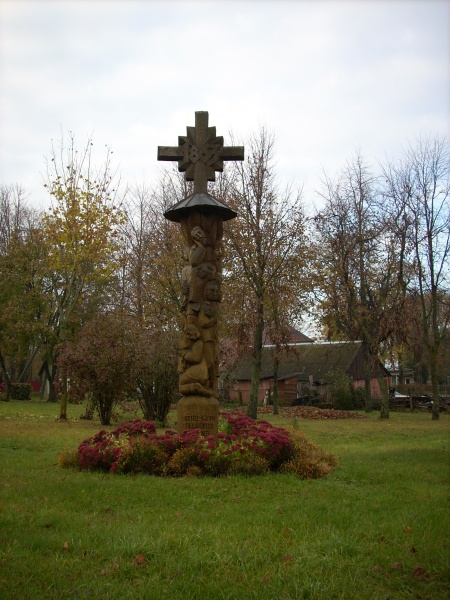 Vaizdas:Koplytstulpis Ibėnų kaimo tragedijai atminti 14.jpg