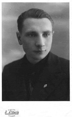 J. Avižienis  po gimnazijos baigimo 1940 m.