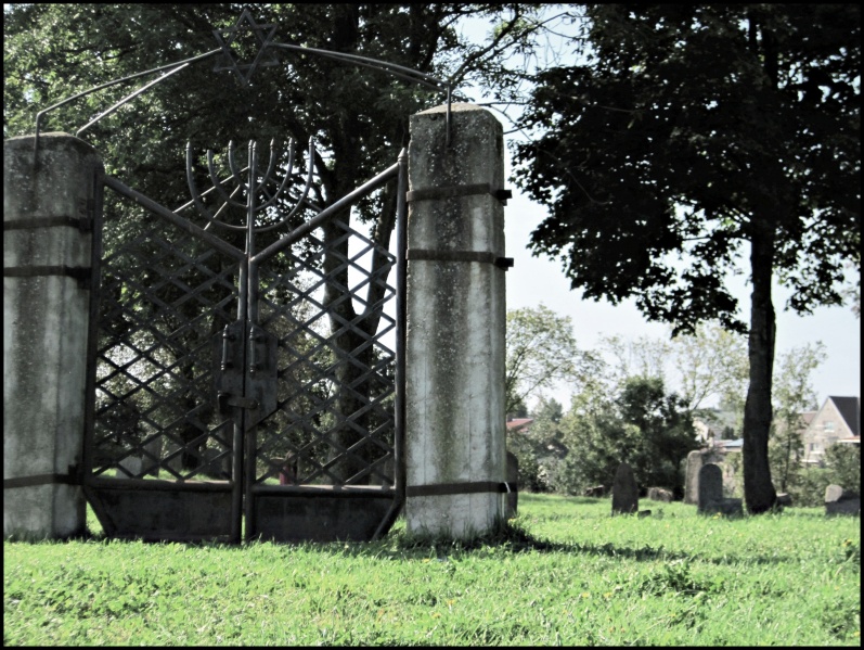 Vaizdas:Vartai į žydų kapines Kretingoje 740.jpg