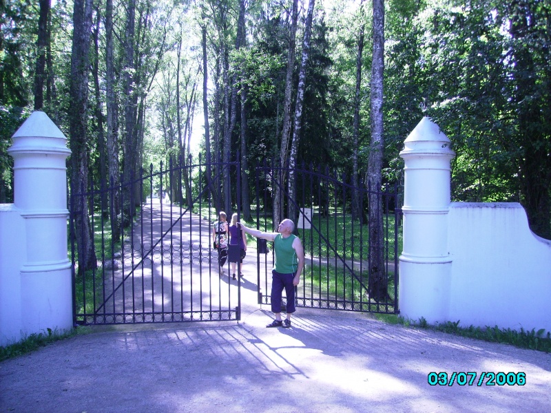 Vaizdas:Vartai į Burbiškių dvarą 935.jpg