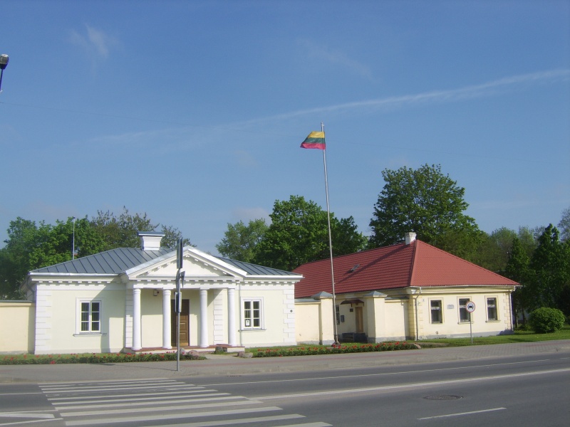 Vaizdas:Trispalvė prie senosios srklių pašto stoties.JPG