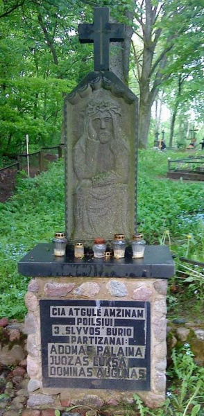 Vaizdas:Paminklas partizanams Upninkų kapinėse.JPG