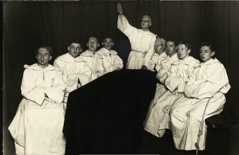 Vaizdas:Vyresniojo vienuolio vaidmenyje. Kauno jėzuitų gimnazija. 1937 m. 557.png