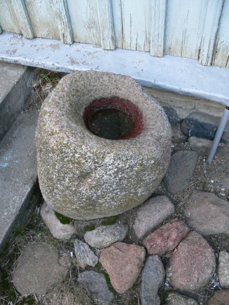 Vaizdas:Apeiginis akmuo ties bažnyčios įėjimu 613.jpg