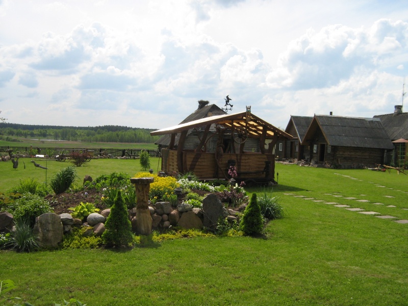 Vaizdas:GROŽYBĖS LIEPONIŲ SODYBOS KIEME 575.jpg