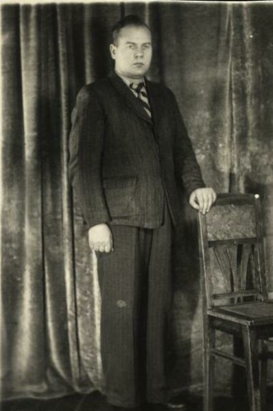 Vaizdas:Nusimetus kalinio „bušlatą“. Pirmoji nuotrauka tremtyje, 1954 m. 590.png
