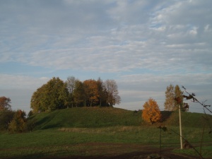 Daugailių piliakalnis rudenį