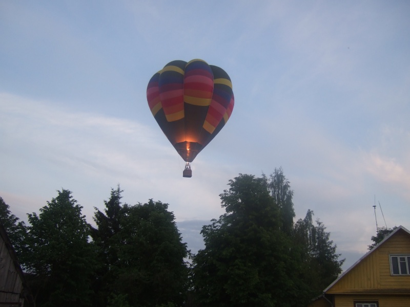 Vaizdas:Oro balionas virš Dusmenų. Trakų raj. 947.jpg