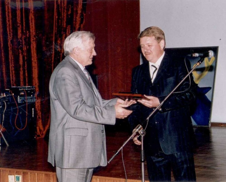 Vaizdas:A. Bitiną sveikina A. Gervinskas, 2006 m 711.jpg
