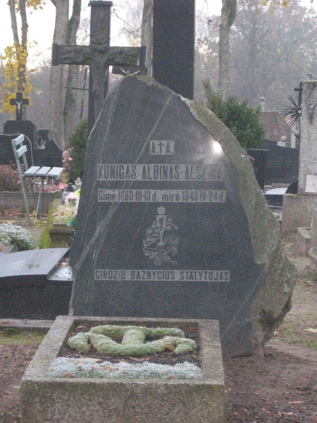 Vaizdas:Girdžių bažnyčios statytojo kapas 932.jpg