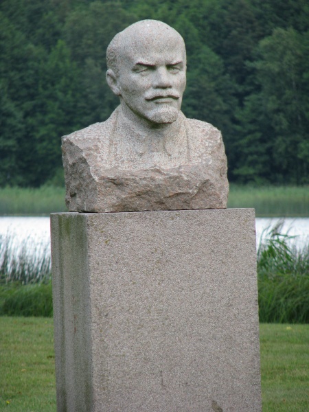 Vaizdas:Stovi ir primena spaliukų laikus 882.jpg