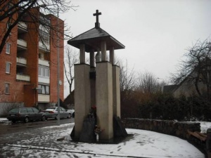 Koplytėlė senosios bažnyčios vietoje. Mažeikiai