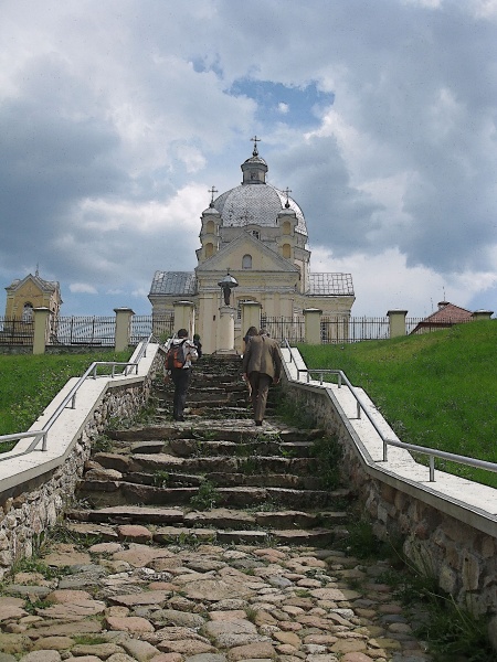 Vaizdas:Laiptai į šventovę 998.jpg