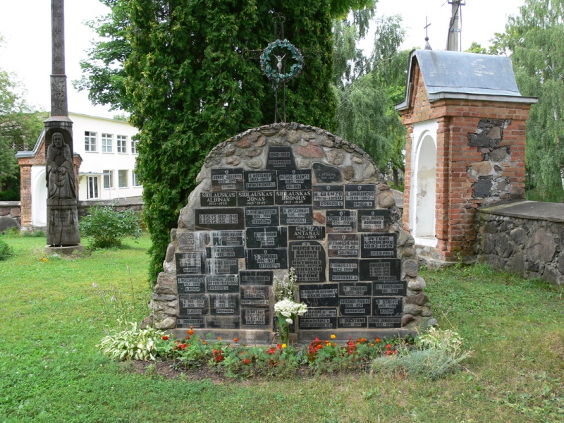 Vaizdas:Paminklas sovietmečio aukoms bažnyčios šventoriuje 177.jpg