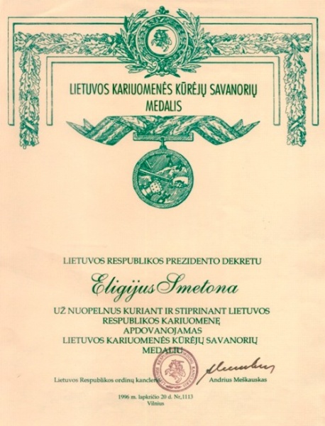 Vaizdas:Eligijus Smetona apdovanotas Savanorio medaliu.jpg