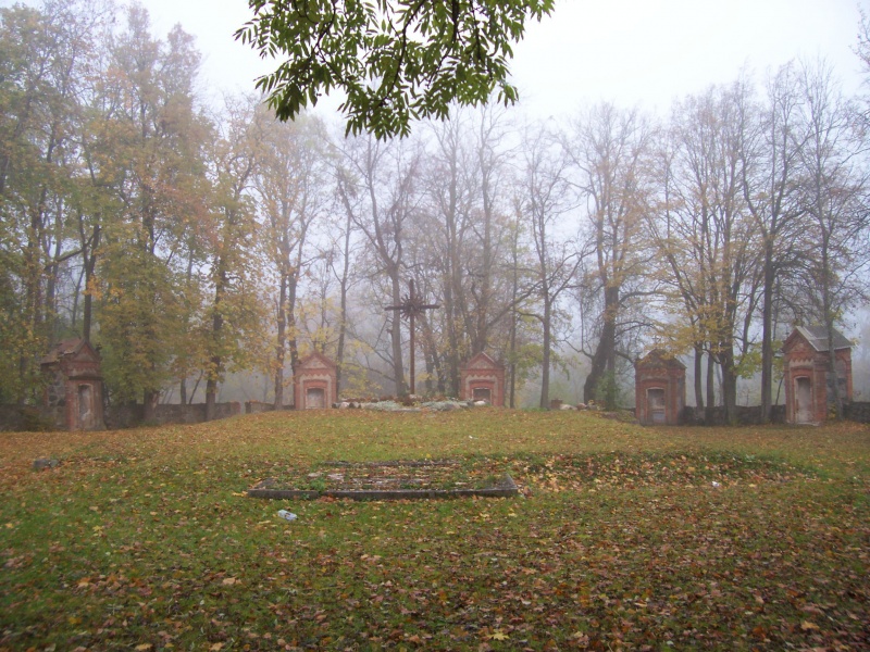 Vaizdas:A. Vienažindžio bažnyčios šventorius Laižuvoje, Mažeikių r. 964.jpg