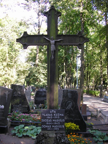 Vaizdas:Juozo Masiulio kapvietė Panevėžio Kristaus Karaliaus katedros kapinėse.jpg