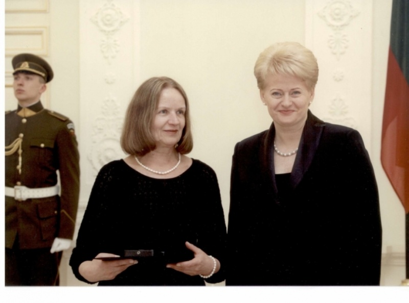 Vaizdas:2010.03.10LRAtminimo medalis I. Andrukaitienei.JPG