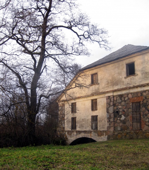 Užpalių senasis malūnas. Užpalių biblioteka.