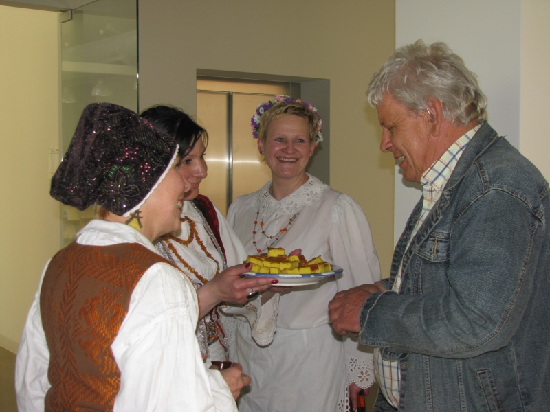 Vaizdas:Svečiai vaišinami Legumina 74.jpg