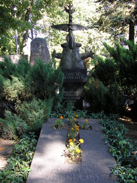 Vaizdas:Elzbietos Jodinskaites kapvietė Panevėžio Kristaus Karaliaus katedros kapinėse.JPG