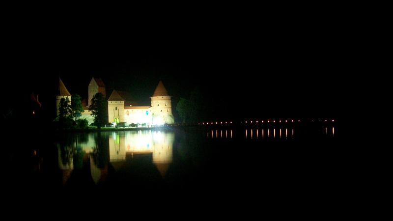 Vaizdas:Trakų pilis naktį 77.jpg