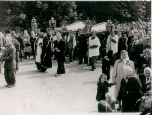 1960 liepos 14 d. lydimi žaibo nutrenkti Antanas Marcinkus ir Jurgis Geštautas. Kun. Sigitas Šimkus. Iš  M. Aluzienės albumo. Zdislavo Racevičiaus nuotr.