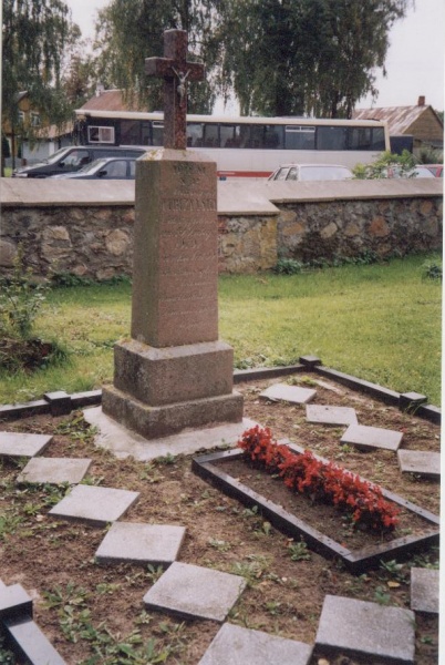 Vaizdas:Paminklas šventoriuje.jpg