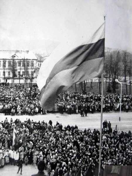 Vaizdas:Iskelta trispalve 1988 m. lapkricio 6,3.jpg