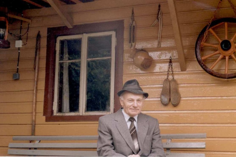 Vaizdas:Algimantas prie senu rakandu.jpg