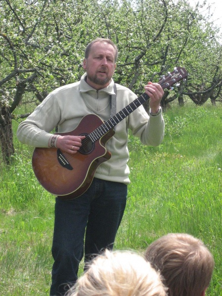 Vaizdas:"Poezija sodų žydėjime" bardas R. Miškinis 291.jpg